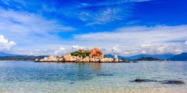 Đảo Bình Ba là một hòn đảo nằm ở phía Nam của Việt Nam, thuộc tỉnh Khánh Hòa. Đảo nổi tiếng với cảnh quan thiên nhiên tuyệt đẹp, bãi biển trong xanh và cát trắng mịn màng. Nơi đây còn có những bãi đá vôi đẹp mắt và nước biển trong suốt, là điểm đến lý tưởng cho du khách muốn trốn xa khỏi cuộc sống ồn ào, tìm về với thiên nhiên hoang dã và thư giãn.