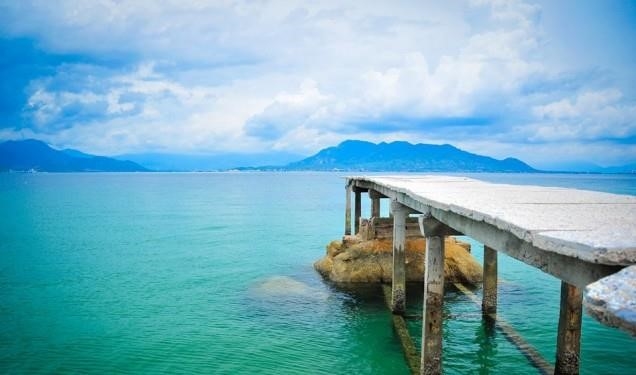 Đảo Bình Lập là một trong những đảo đẹp nhất ở Nha Trang, với cảnh quan hoang sơ, bãi cát trắng mịn và nước biển trong xanh. Nơi đây là điểm đến lý tưởng cho việc thư giãn, tắm biển và khám phá đời sống biển đa dạng.