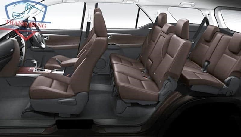 Nội thất xe Fortuner rộng rãi, với không gian thoải mái và tiện nghi, bao gồm ghế da cao cấp, hệ thống điều hòa tự động, màn hình cảm ứng hiện đại và hệ thống âm thanh vòm chất lượng cao.