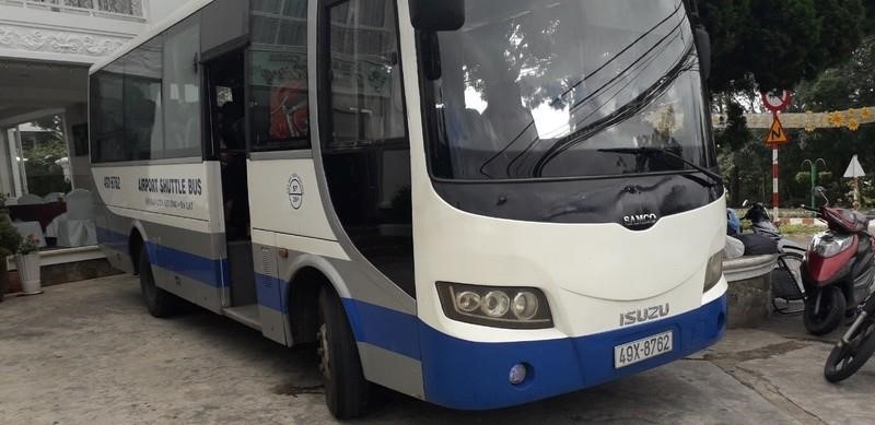 Xe buýt trung chuyển từ sân bay Liên Khương – Đà Lạt quay về trung tâm thành phố.