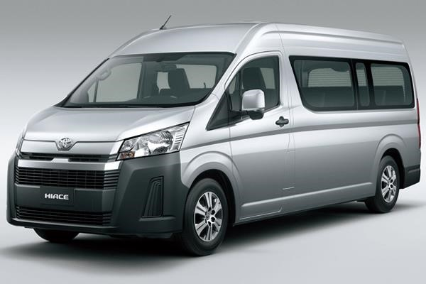 Toyota Hiace là một dòng xe vận chuyển và chở khách của hãng Toyota, được thiết kế với kiểu dáng hiện đại và tiện nghi, phục vụ cho nhu cầu di chuyển và vận chuyển hàng hóa của người dùng.