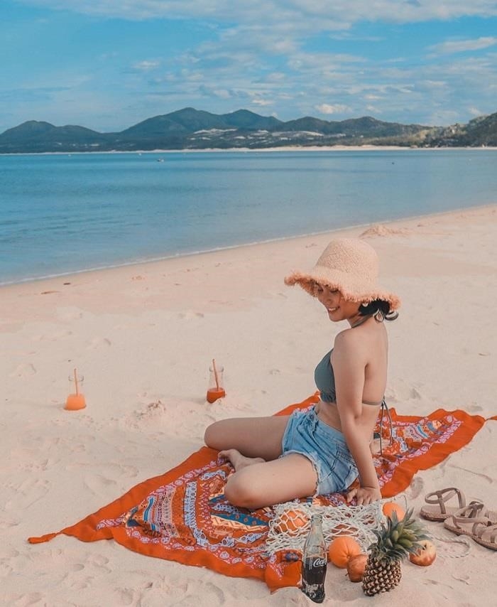 Bãi biển Bình Tiên nằm tại xã Cam Lâm, tỉnh Khánh Hòa, cách thành phố Nha Trang khoảng 15km về phía bắc. Đây là một trong những bãi biển đẹp và hoang sơ nhất Việt Nam, với cát trắng, nước biển trong xanh và không khí trong lành.
