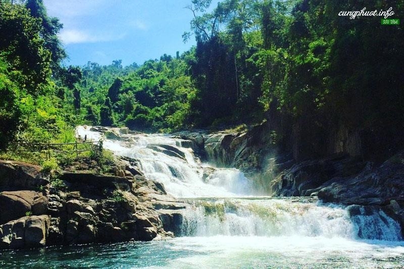 Thác Yang Bay là một trong những thác nước đẹp và hùng vĩ nhất tại Nha Trang, với dòng nước mạnh mẽ và cảnh quan thiên nhiên hoang sơ.