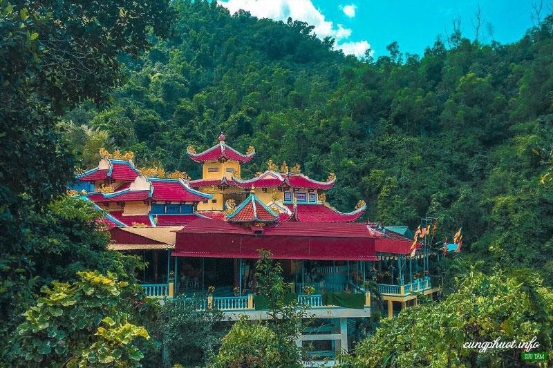 Chùa Suối Đổ là một ngôi chùa nằm ở vùng núi cao, với kiến trúc độc đáo và cảnh quan thiên nhiên tuyệt đẹp.