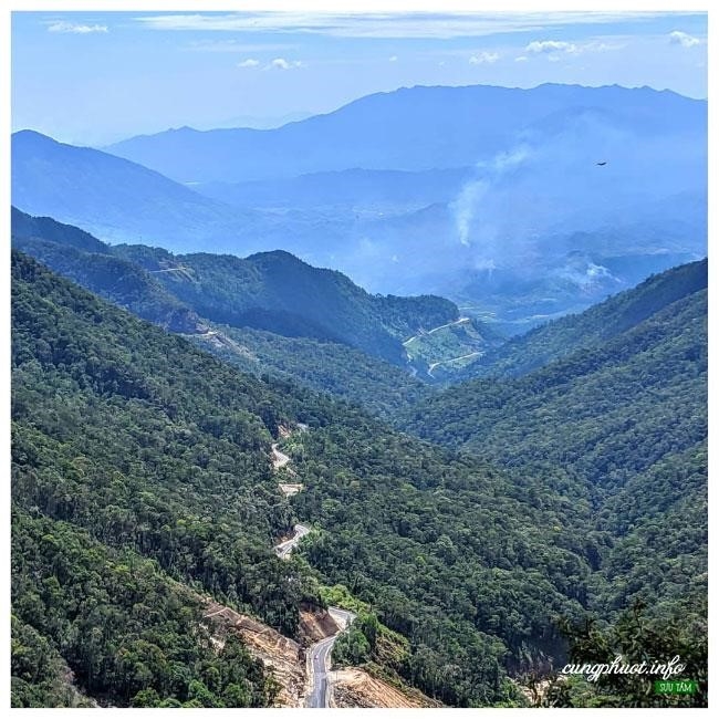 Đèo Khánh Lê là một đèo nằm ở tỉnh Lâm Đồng, Việt Nam. Đèo này nổi tiếng với khung cảnh thiên nhiên tuyệt đẹp, với những dãy núi xanh mướt và đường đi uốn lượn quanh co. Nơi đây cũng có nhiều điểm dừng chân để du khách có thể tận hưởng khung cảnh hùng vĩ và chụp ảnh đẹp.