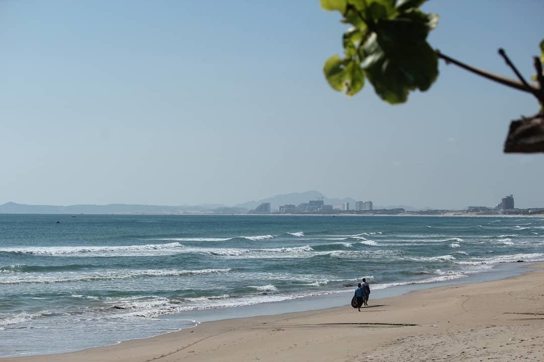 Bãi Dài Cam Lâm Khánh Hoà là một bãi biển nằm ở thành phố Cam Lâm, tỉnh Khánh Hoà. Nơi đây nổi tiếng với cát trắng mịn, nước biển trong xanh và không khí trong lành. Bãi Dài cũng là điểm đến lý tưởng cho các hoạt động nghỉ dưỡng và thư giãn, với các khu resort sang trọng và các hoạt động thể thao biển đa dạng.