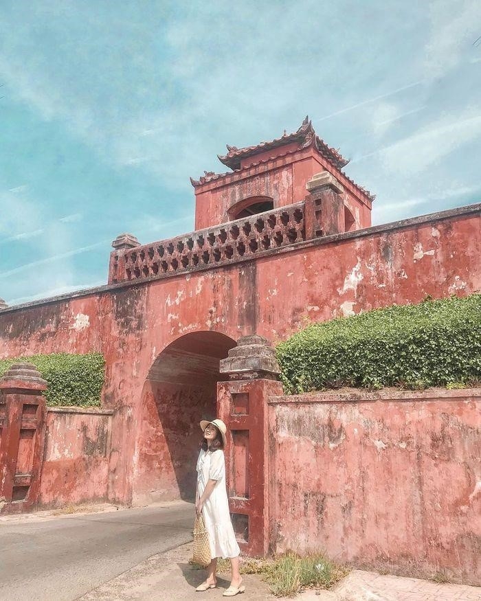 Thành cổ Diên Khánh Nha Trang là một di tích lịch sử quan trọng, được xây dựng vào thế kỷ 18, tượng trưng cho sự mạnh mẽ và lòng trung thành của dân tộc Việt Nam. Nó có kiến trúc độc đáo và mang đậm dấu ấn của thời kỳ đại Việt, và nằm trong một cảnh quan thiên nhiên tuyệt đẹp.