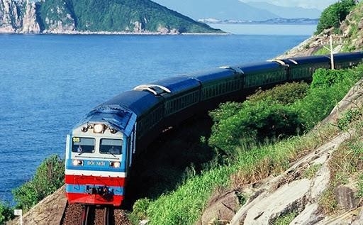 Đến Khánh Hòa bằng tàu hỏa trên chuyến tàu Thống nhất Bắc-Nam.