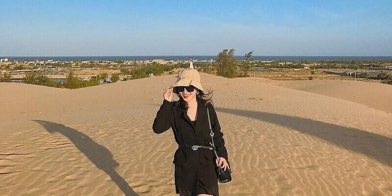 Đồi cát Nam Cương là một điểm du lịch nổi tiếng ở Việt Nam, nằm ở tỉnh Bình Thuận. Nơi đây có những cồn cát trải dài, tạo nên một phong cảnh đẹp và độc đáo. Du khách có thể tận hưởng những hoạt động thú vị như trượt cát, leo dốc cát, hay đơn giản chỉ là thả mình vào không gian yên bình và thư giãn.