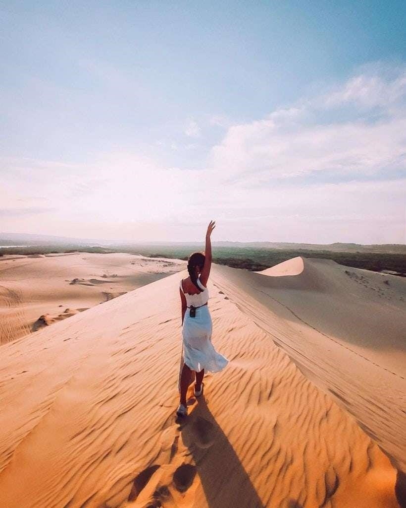 Đồi cát Nam Cương là một điểm đến du lịch nổi tiếng ở Việt Nam, nằm ở tỉnh Bình Thuận. Nơi đây có những đồi cát trải dài mênh mông, tạo nên một cảnh quan độc đáo và hấp dẫn. Du khách có thể tham gia các hoạt động vui chơi trên cát như trượt cát, lướt ván, hay thậm chí là đi xe địa hình để khám phá vẻ đẹp của đồi cát Nam Cương.