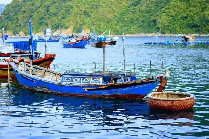 Làng chài Ninh Thủy là một ngôi làng truyền thống nằm bên bờ sông Hương, nơi mà người dân sinh sống và làm nghề chài đánh cá từ thế kỷ thứ 15. Ngôi làng nổi tiếng với cảnh quan đẹp mắt, với những căn nhà nhỏ xinh được xây dựng trên mặt nước và những con thuyền nhỏ đậu san sát bờ.