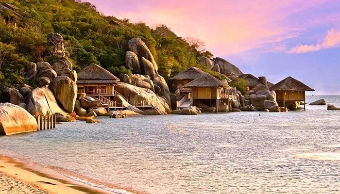 Vịnh Vân Phong là một trong những vịnh lớn nhất tại Việt Nam, nằm ở tỉnh Khánh Hòa. Vịnh này có cảnh quan thiên nhiên tuyệt đẹp với những bãi biển trải dài, nước biển trong xanh cùng với những đảo nhỏ xung quanh.