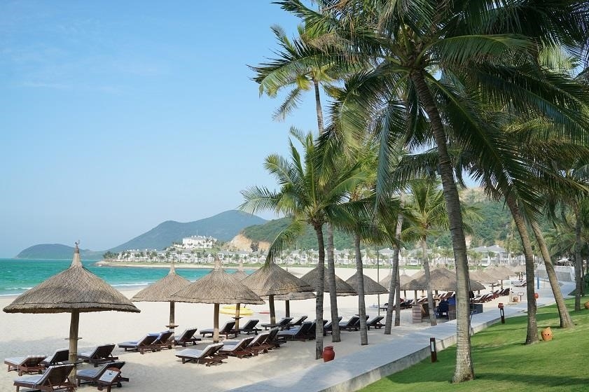 Vinpearl Resort Nha Trang - một điểm đến tuyệt vời. là một trong những khu nghỉ dưỡng hàng đầu tại Nha Trang, với vị trí đắc địa ngay bên bờ biển và cung cấp các dịch vụ và tiện nghi hàng đầu. Tại đây, du khách có thể tận hưởng không chỉ không gian nghỉ dưỡng sang trọng mà còn được trải nghiệm các hoạt động giải trí đa dạng như bơi lội, chơi golf, tham gia các tour du thuyền và thưởng thức ẩm thực tuyệt vời.