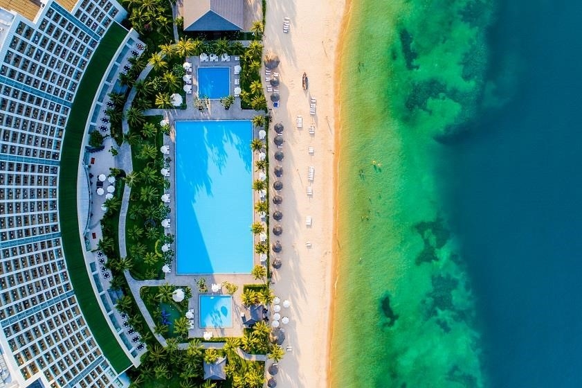 Vinpearl Resort & Spa Nha Trang Bay là một khu nghỉ dưỡng sang trọng nằm tại vịnh Nha Trang, với khung cảnh tuyệt đẹp của biển xanh và bãi cát trắng. Nơi đây cung cấp các dịch vụ và tiện nghi cao cấp, bao gồm cả spa, nhà hàng và khu vui chơi giải trí, mang lại cho du khách những trải nghiệm tuyệt vời và thú vị trong kỳ nghỉ của họ.