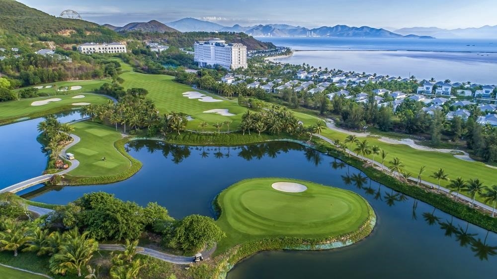 Vinpearl Golf Link Nha Trang là một hoạt động giải trí tại Nha Trang. là một sân golf 18 lỗ nằm ở thành phố biển Nha Trang, được thiết kế đẹp mắt với cảnh quan tuyệt vời và hệ thống hố đa dạng. Sân golf này thuộc sở hữu của Vinpearl, một tập đoàn nổi tiếng tại Việt Nam với các dự án du lịch và nghỉ dưỡng sang trọng.