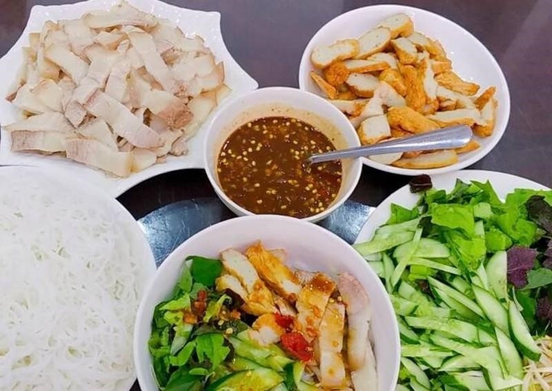 Gỏi cá mai Ninh Thuận là một món ăn truyền thống đặc trưng của vùng đất này, được chế biến từ cá mai tươi ngon và các loại rau sống tươi mát, tạo nên một hương vị độc đáo và hấp dẫn.
