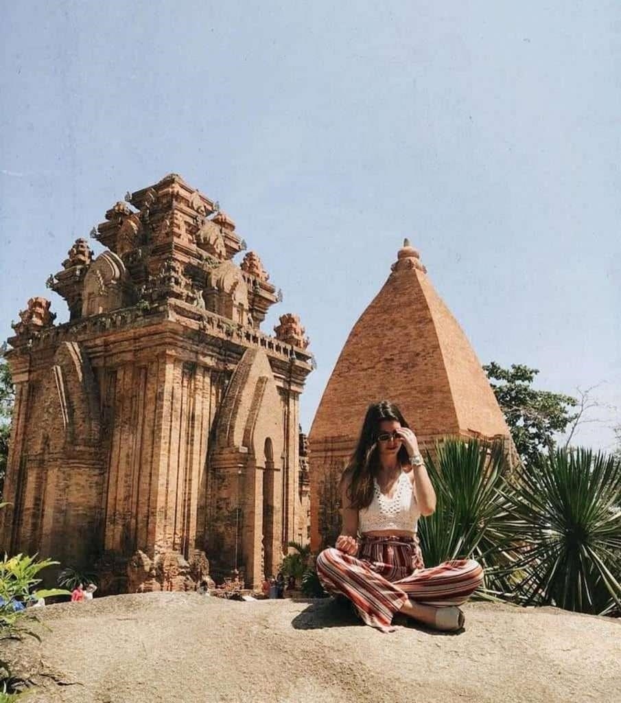 Tháp Bà Ponagar là một trong những di tích văn hóa Chăm Pa nổi tiếng ở Việt Nam. Nó được xây dựng để tôn kính và thể hiện lòng thành kính đối với các nữ thần Hindu. Kiến trúc của nó là một điểm nhấn độc đáo và cảnh quan xung quanh tháp cũng vô cùng ngoạn mục.