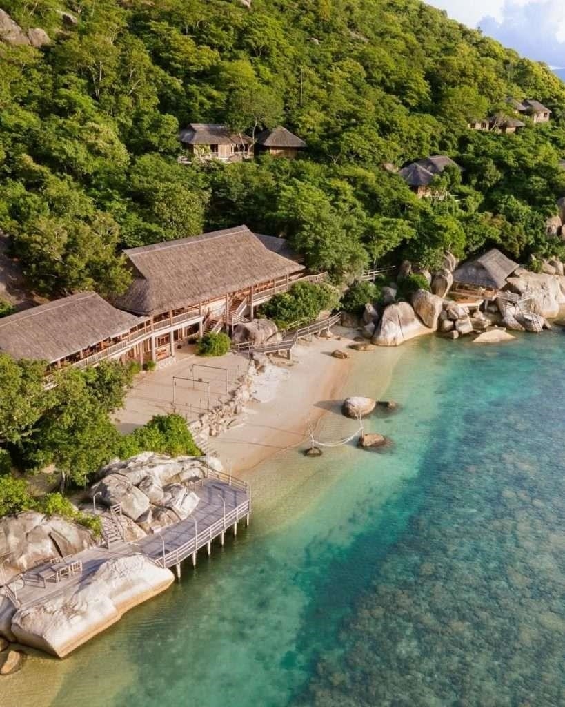 Vịnh Ninh Vân là một trong những vịnh đẹp nhất tại Việt Nam, nằm ở tỉnh Ninh Thuận, với bãi biển dài, cát trắng mịn và nước biển trong xanh. Cảnh quan tại Vịnh Ninh Vân rất hữu tình và hòa quyện với thiên nhiên, tạo nên một khung cảnh tuyệt đẹp và thú vị cho du khách.