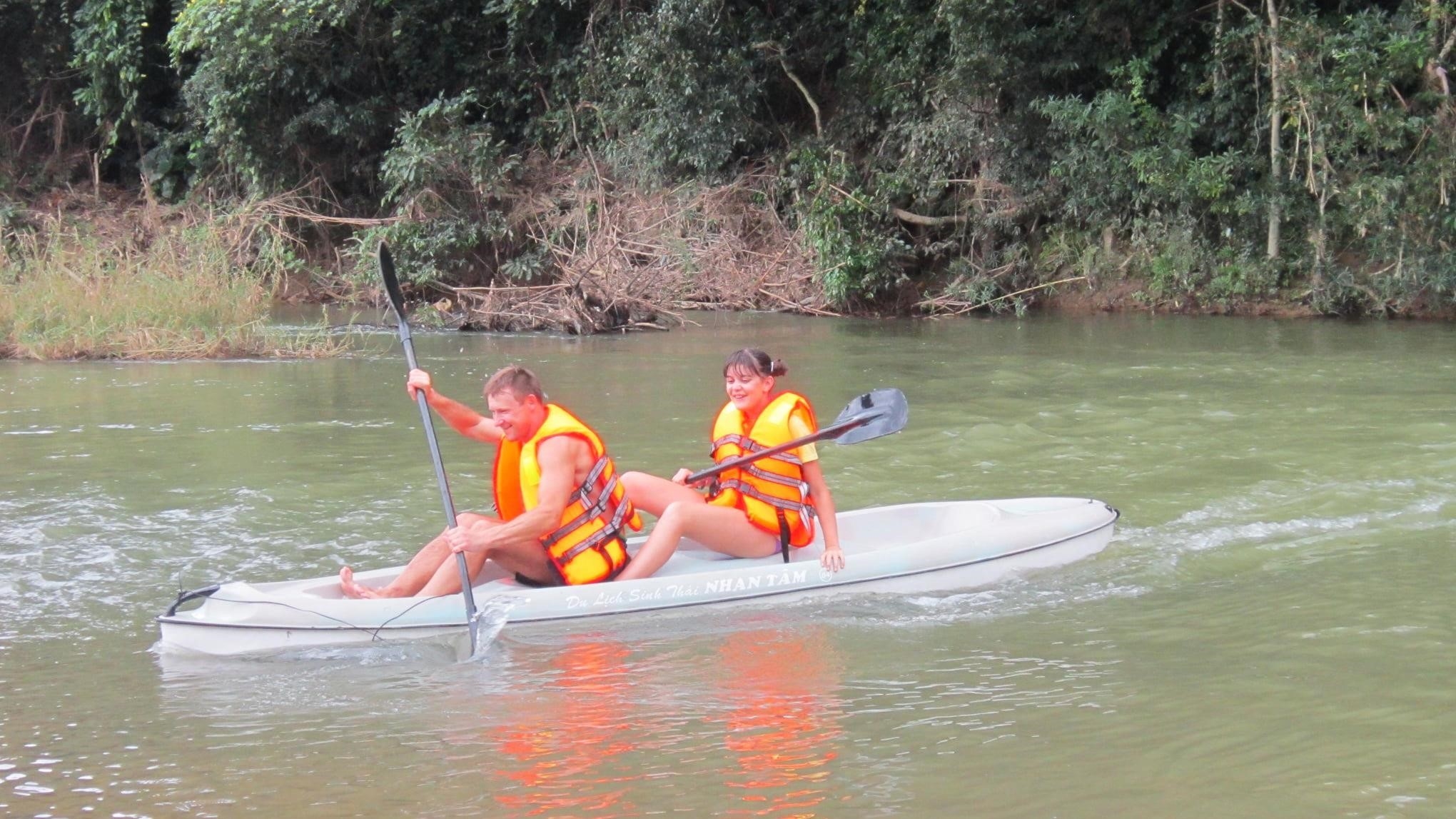 Chèo thuyền Kayak là một hoạt động thể thao ngoài trời được yêu thích, người tham gia sẽ có cơ hội khám phá thiên nhiên hoang dã và trải nghiệm cảm giác mạnh mẽ khi vượt qua những dòng sông và hồ thủy điện.