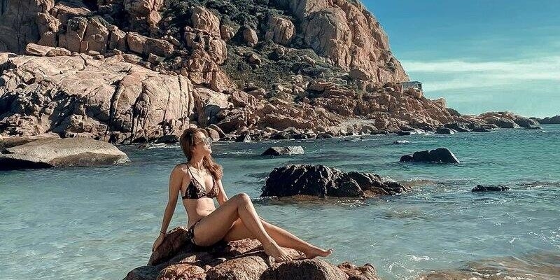 Vịnh Vĩnh Hy là một trong những địa điểm du lịch nổi tiếng ở Ninh Thuận, nằm giữa dãy núi hùng vĩ và biển xanh biếc. Với bãi cát trắng mịn, nước biển trong xanh và không khí trong lành, Vịnh Vĩnh Hy hứa hẹn mang đến cho du khách những trải nghiệm tuyệt vời và thư giãn trọn vẹn.