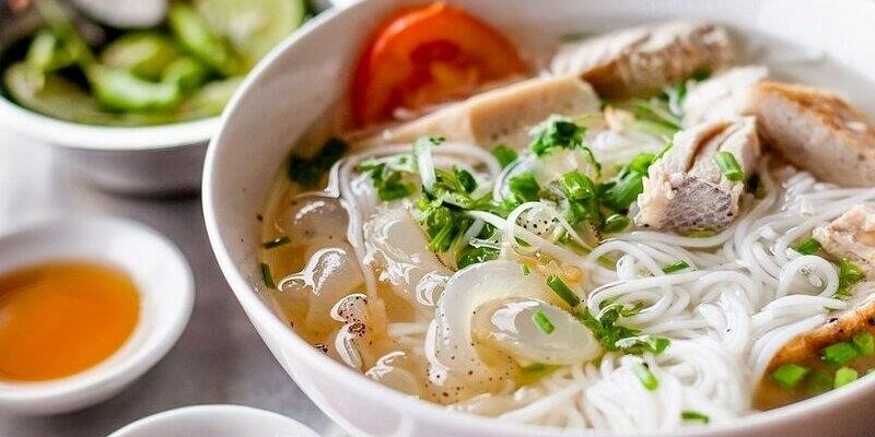 Bún sứa là một món ăn đặc sản của vùng biển Việt Nam, được làm từ sứa tươi ngon, có hương vị độc đáo và hấp dẫn. Món ăn này thường được chế biến với các loại rau sống, gia vị tạo nên một hương vị thú vị và hấp dẫn.