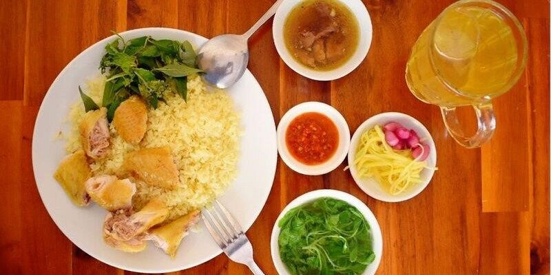 Cơm gà Phan Rang là món ăn nổi tiếng của thành phố Phan Rang, Ninh Thuận, với hương vị đặc trưng và phong cách chế biến riêng biệt, hấp dẫn du khách và người dân địa phương.