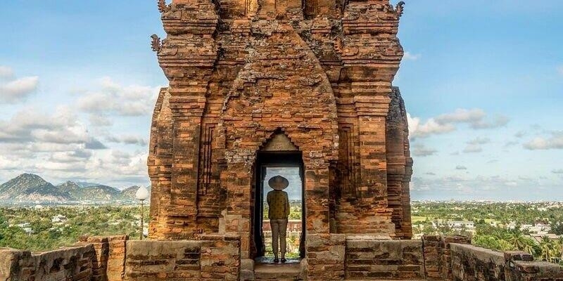 Tháp Po Klong Garai là một công trình kiến trúc độc đáo thuộc Di sản văn hóa Chăm Pa, nằm ở tỉnh Ninh Thuận. Công trình này được xây dựng để tôn vinh và tưởng nhớ các vị thần Hindu, mang đến cho du khách một cảnh quan ngoạn mục và sự kính trọng đối với văn hóa và lịch sử của dân tộc Chăm.