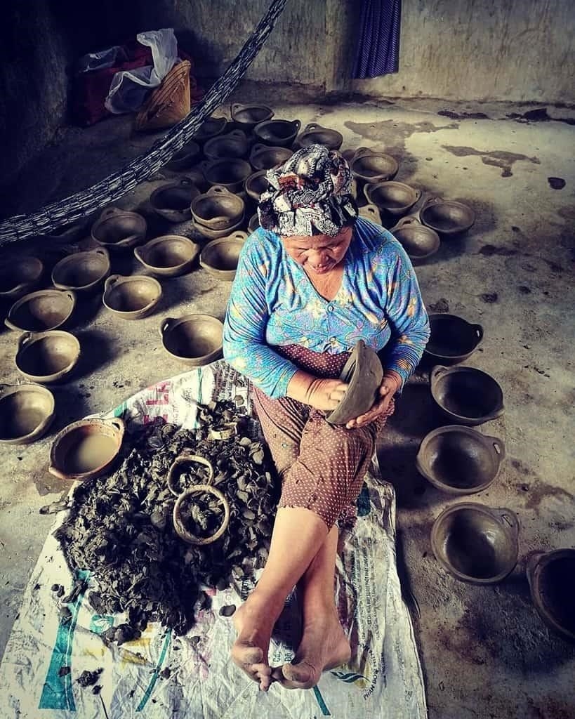 Làng gốm Bàu Trúc là một làng nghề truyền thống nổi tiếng ở Việt Nam, nằm ở tỉnh Ninh Thuận. Làng gốm này có lịch sử hơn 300 năm và được coi là một trong những ngôi làng gốm cổ nhất còn tồn tại. Nơi đây, du khách có thể tìm hiểu về quá trình làm gốm truyền thống và chiêm ngưỡng những sản phẩm gốm đẹp mắt, độc đáo.