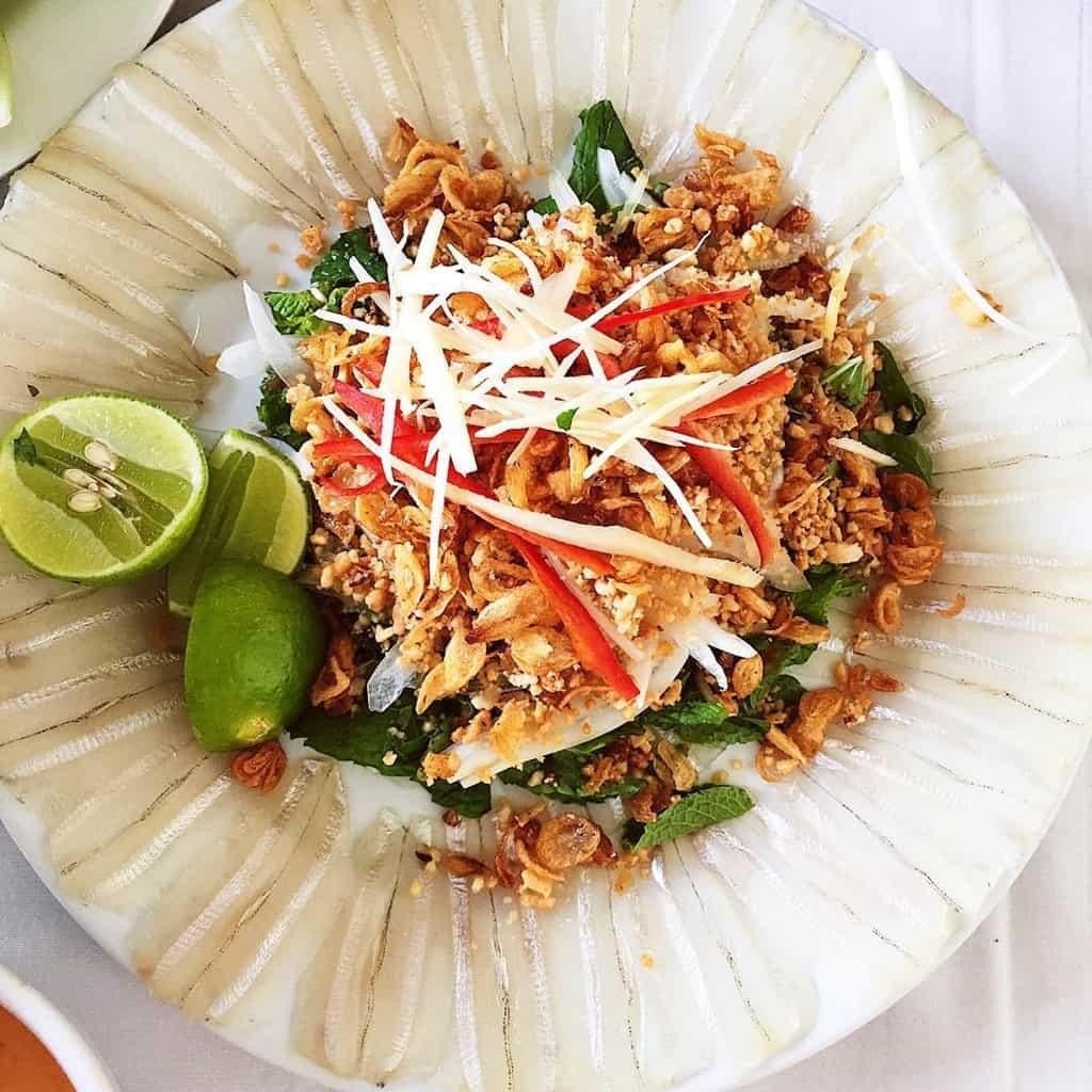 Gỏi cá mai là một món ăn truyền thống trong ẩm thực Việt Nam, được làm từ cá mai tươi ngon, cắt thành từng miếng nhỏ, kết hợp với các loại rau sống như rau sống, ngò, rau thơm và các loại gia vị như nước mắm, đường, tỏi, ớt tạo nên hương vị thơm ngon, độc đáo và hấp dẫn.