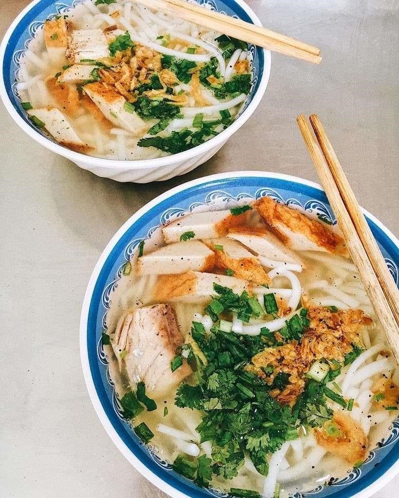 Bánh canh chả cá là một món ăn truyền thống của miền Trung Việt Nam, được làm từ bột gạo và cá tươi. Món ăn này có hương vị đặc trưng, hấp dẫn và thường được dùng làm bữa sáng hoặc bữa trưa.