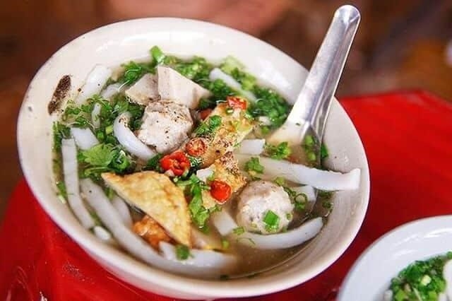 Bánh canh chả cá là một món ăn truyền thống Việt Nam, được làm từ bột gạo và chả cá tươi ngon. Món ăn này thường được phục vụ với nước dùng thơm ngon và được trang trí bằng rau sống, hành phi và gia vị thêm vào để tạo thêm hương vị đặc biệt.
