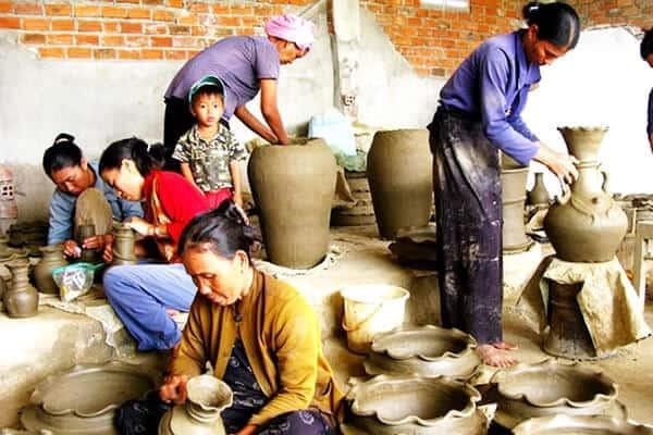 Làng gốm Bàu Trúc là một điểm đến nổi tiếng với truyền thống gốm sứ lâu đời của người Chăm, nơi mà bạn có thể khám phá quá trình sản xuất gốm sứ truyền thống, tìm hiểu về nghệ thuật Chăm và tận hưởng không gian văn hóa độc đáo.