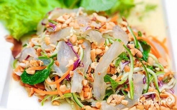 Gỏi cá mai Ninh Thuận là một món ăn truyền thống của vùng đất Ninh Thuận, nổi tiếng với hương vị tươi ngon và đặc trưng của cá mai tươi. Món ăn này thường được chế biến với các loại rau sống tươi mát như rau sống, rau diếp cá, rau mùi và ớt tươi, tạo nên một hương vị độc đáo và hấp dẫn.