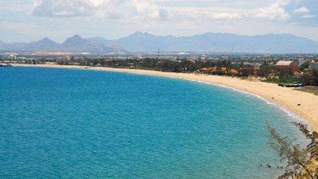 Bãi biển Ninh Chữ là một trong những điểm du lịch nổi tiếng ở Nha Trang, với cát trắng mịn và nước biển trong xanh. Đến đây, du khách có thể tận hưởng không khí trong lành, thả mình vào làn nước mát lạnh và tham gia các hoạt động vui chơi trên bãi biển.