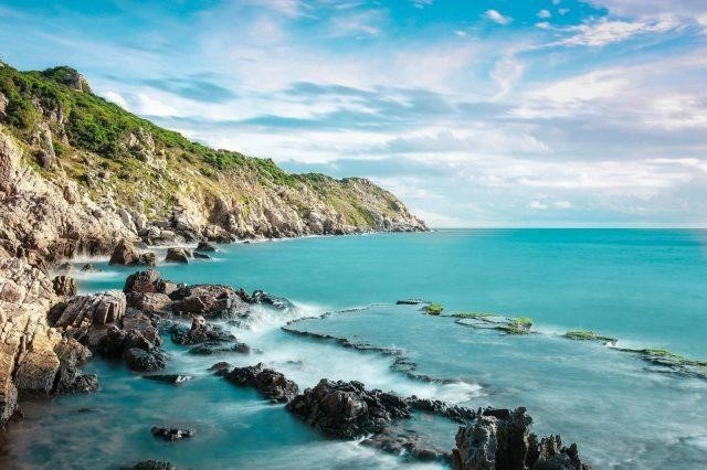 Vịnh Vĩnh Hy là một trong những vịnh đẹp nhất ở Việt Nam, nằm ở tỉnh Phú Yên. Vịnh có bãi biển dài, cát trắng mịn và nước biển trong xanh. Nơi đây còn có những dãy núi xanh bao bọc quanh vịnh, tạo nên một cảnh quan tuyệt đẹp và thú vị cho du khách.