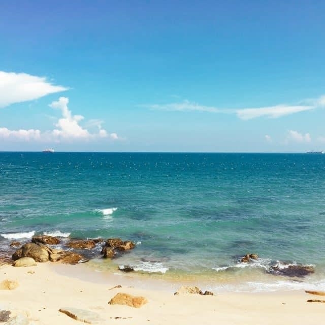 Du lịch biển Ninh Thuận là một trải nghiệm tuyệt vời cho du khách muốn thư giãn và khám phá vẻ đẹp tự nhiên của vùng biển miền Trung Việt Nam. Với cát trắng mịn, nước biển trong xanh và những bãi biển hoang sơ, du lịch biển Ninh Thuận hứa hẹn mang đến những trải nghiệm thú vị và đáng nhớ cho du khách.