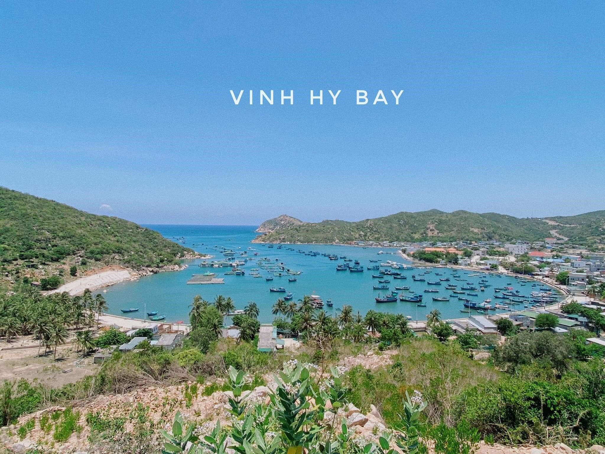 Trải nghiệm du lịch Vĩnh Hy Ninh Thuận 2022 đem lại những điều hấp dẫn với khung cảnh thiên nhiên tuyệt đẹp, bãi biển trong xanh và cát trắng mịn màng. Du khách còn có cơ hội khám phá các khu bảo tồn sinh quyển, tham gia các hoạt động thể thao ngoài trời và thưởng thức ẩm thực đặc sản độc đáo của vùng.