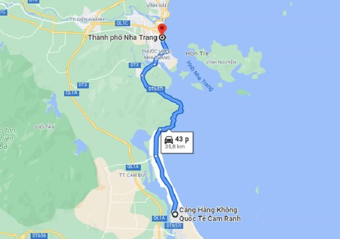 Sân bay Cam Ranh cách thành phố khoảng bao nhiêu km và có thể di chuyển bằng phương tiện gì?
