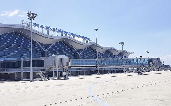 Sân bay quốc tế Cam Ranh nằm ở tỉnh Khánh Hòa, Việt Nam, cách thành phố Nha Trang khoảng 30km về phía nam.