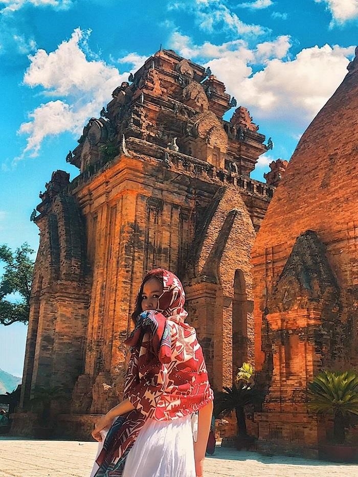 Tháp Bà Ponagar cách 39km về phía Bắc thành phố Nha Trang, là Di sản văn hóa Chăm Pa, tượng trưng cho sự tôn kính và lòng thành kính dành cho các nữ thần Hindu, với kiến trúc độc đáo và cảnh quan ngoạn mục.