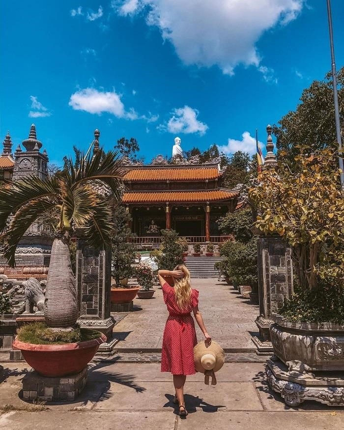 Chùa Long Sơn, cách 37km, là một ngôi chùa nổi tiếng và có ý nghĩa lịch sử quan trọng, với kiến trúc đẹp mắt và vị trí độc đáo trên đồi, từ đó bạn có thể ngắm nhìn toàn cảnh thành phố Nha Trang và khám phá những tượng Phật và những bức tranh tuyệt đẹp.
