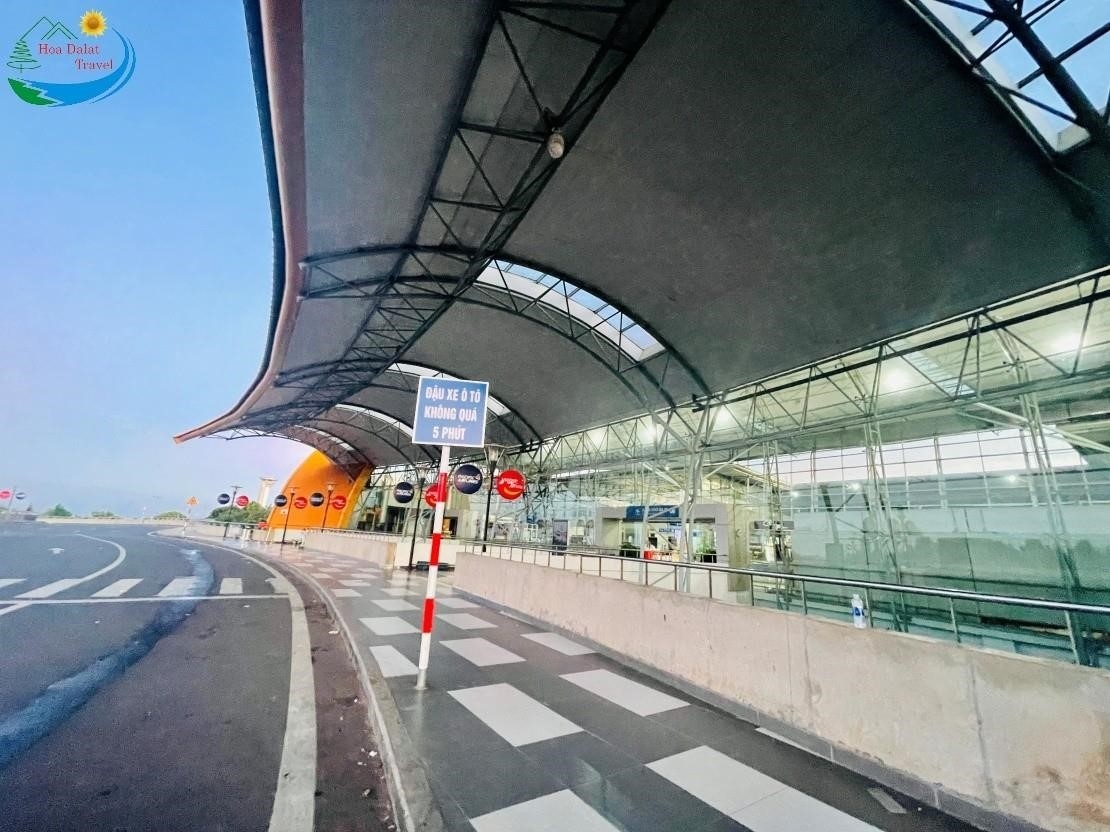 Làm thủ tục chuyến bay tại sân bay Liên Khương là quá trình đăng ký và kiểm tra thông tin hành khách, hành lý và vé máy bay trước khi lên máy bay.