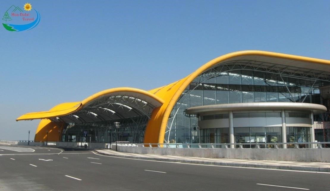 Nhà ga sân bay Liên Khương Đà Lạt là một trong những cửa ngõ chính của thành phố, nơi tiếp đón và phục vụ hàng triệu lượt khách hàng năm. Với kiến trúc hiện đại và tiện nghi, nhà ga mang đến sự tiện lợi và thoải mái cho hành khách.