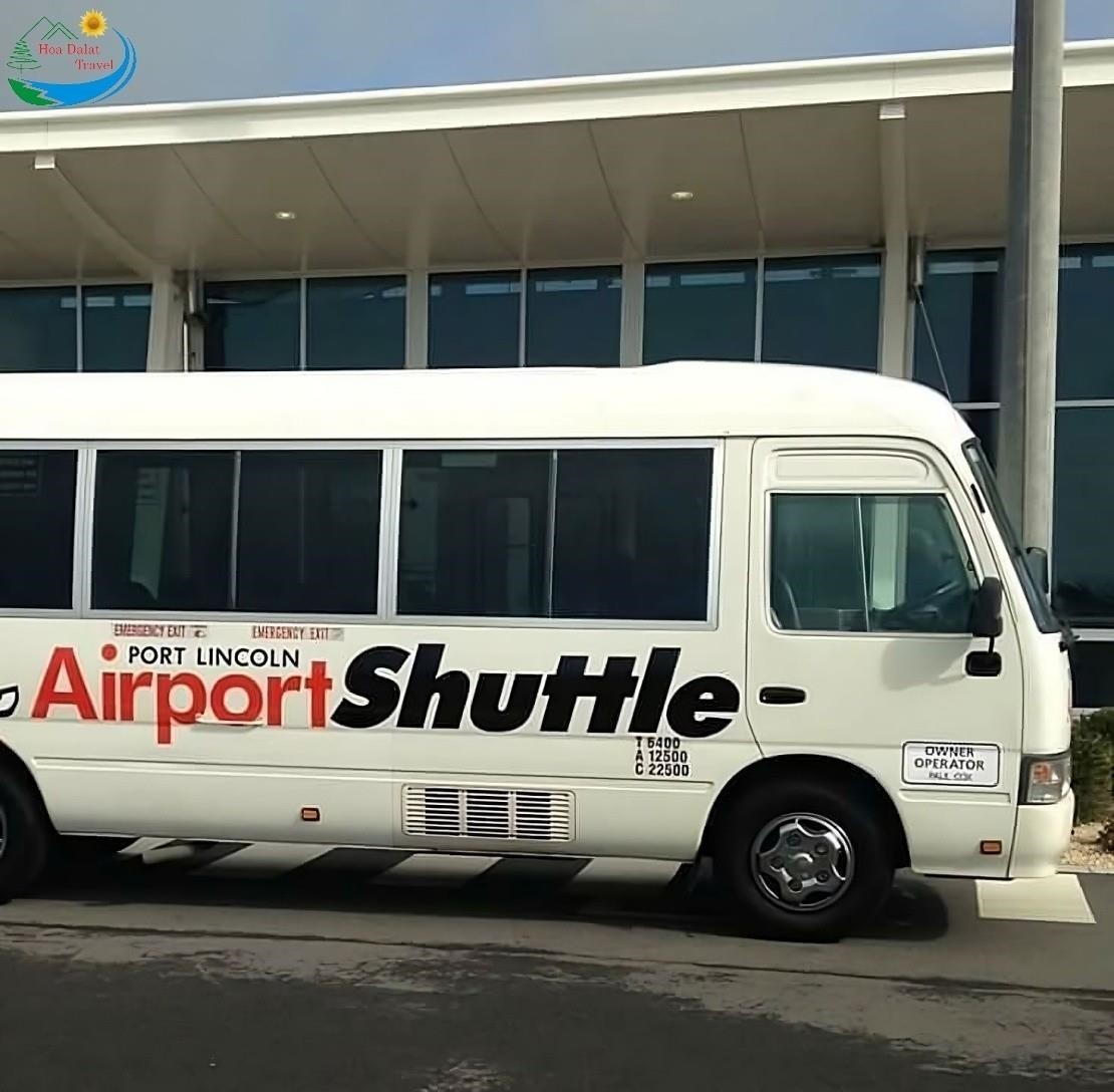 Dịch vụ đưa đón hành khách tại sân bay.. là dịch vụ xe buýt đưa đón khách từ sân bay đến các điểm đến khác trong thành phố, tiện lợi và tiết kiệm thời gian cho du khách.