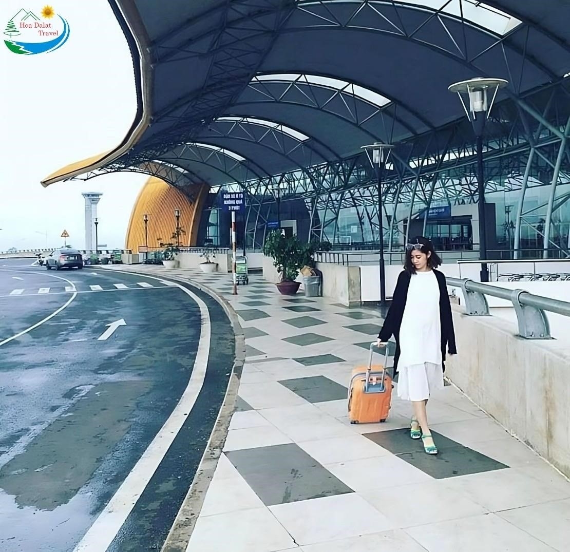 Sân bay Đà Lạt nằm ở phía Nam thành phố Đà Lạt, cách trung tâm thành phố khoảng 30km.