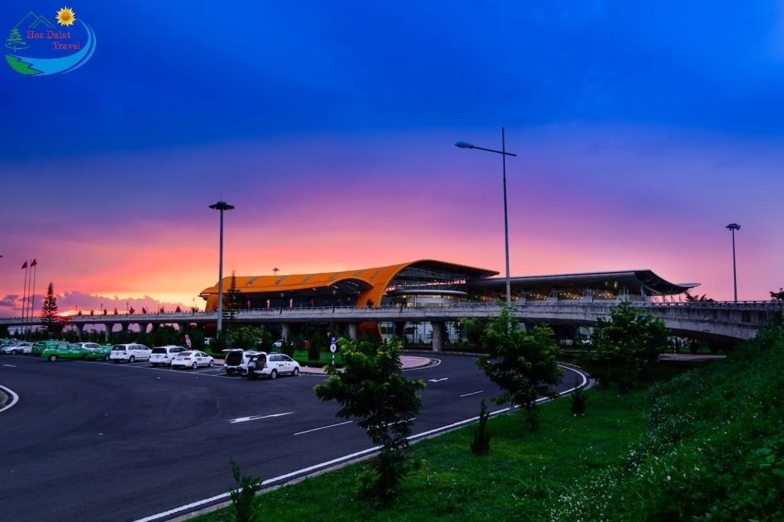 Thời gian di chuyển từ sân bay Đà Lạt Liên Khương về trung tâm thành phố khoảng 30 phút đến 1 giờ tùy vào lưu lượng giao thông và điều kiện đường.