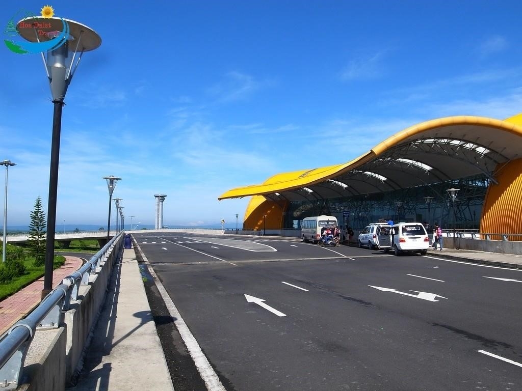 Dịch vụ đưa đón hành khách tại sân bay. (xe hợp đồng đi riêng) của Đi Chung là dịch vụ vận chuyển đặc biệt được cung cấp bởi Đi Chung, mang đến sự tiện lợi và an toàn cho khách hàng trong việc di chuyển từ sân bay đến địa điểm đích của họ.