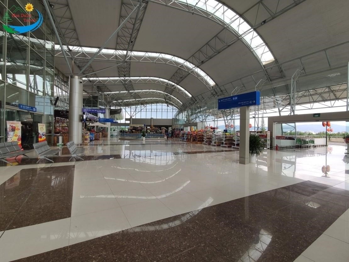 Nhà ga sân bay Liên Khương Đà Lạt là một trong những cửa ngõ chính của thành phố, nơi tiếp đón và phục vụ hàng triệu lượt khách hàng năm. Với kiến trúc hiện đại và tiện nghi, nhà ga mang đến sự tiện lợi và thoải mái cho hành khách.