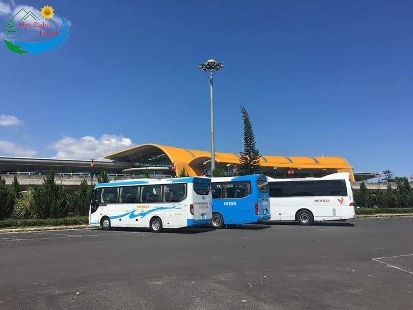 Bus chuyên phục vụ cho việc di chuyển tại sân bay. là phương tiện công cộng chuyên dùng để chở hành khách từ sân bay đến trung tâm thành phố và ngược lại, giúp tiện lợi cho du khách di chuyển và tiết kiệm thời gian trong việc đi lại.