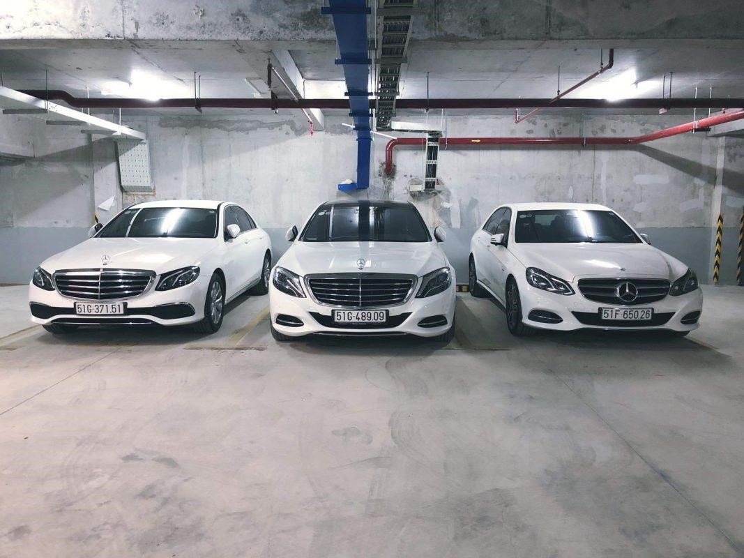Giá thuê xe 4 chỗ tự lái dòng Mercedes là một trong những dịch vụ cao cấp, mang đến cho khách hàng trải nghiệm lái xe sang trọng và tiện nghi. Xe được thiết kế với kiểu dáng hiện đại, nội thất sang trọng và trang bị công nghệ tiên tiến, đảm bảo sự thoải mái và an toàn cho hành khách.